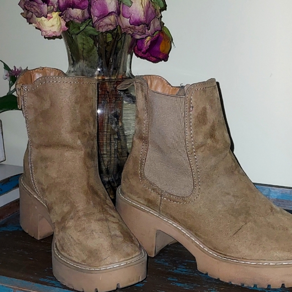 Womans boots very cute tan size 61/2
